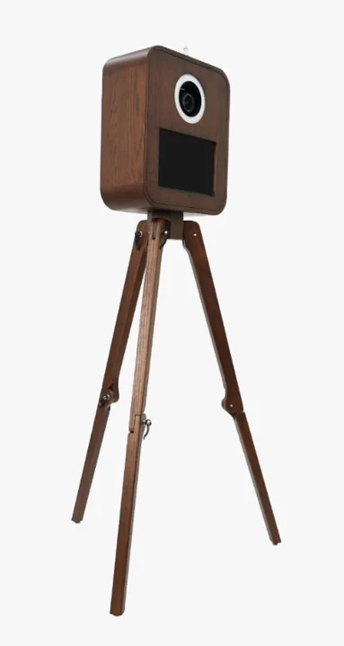 Clip-Me.com Fotobox im Holzgehäuse auf einem Stativ